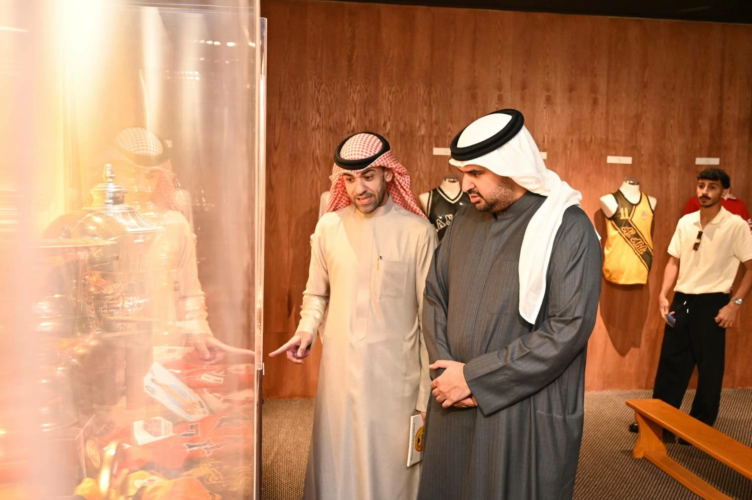 عيسى بن علي يزور متحف كرة السلة في &laquo;هوى المنامة&raquo;