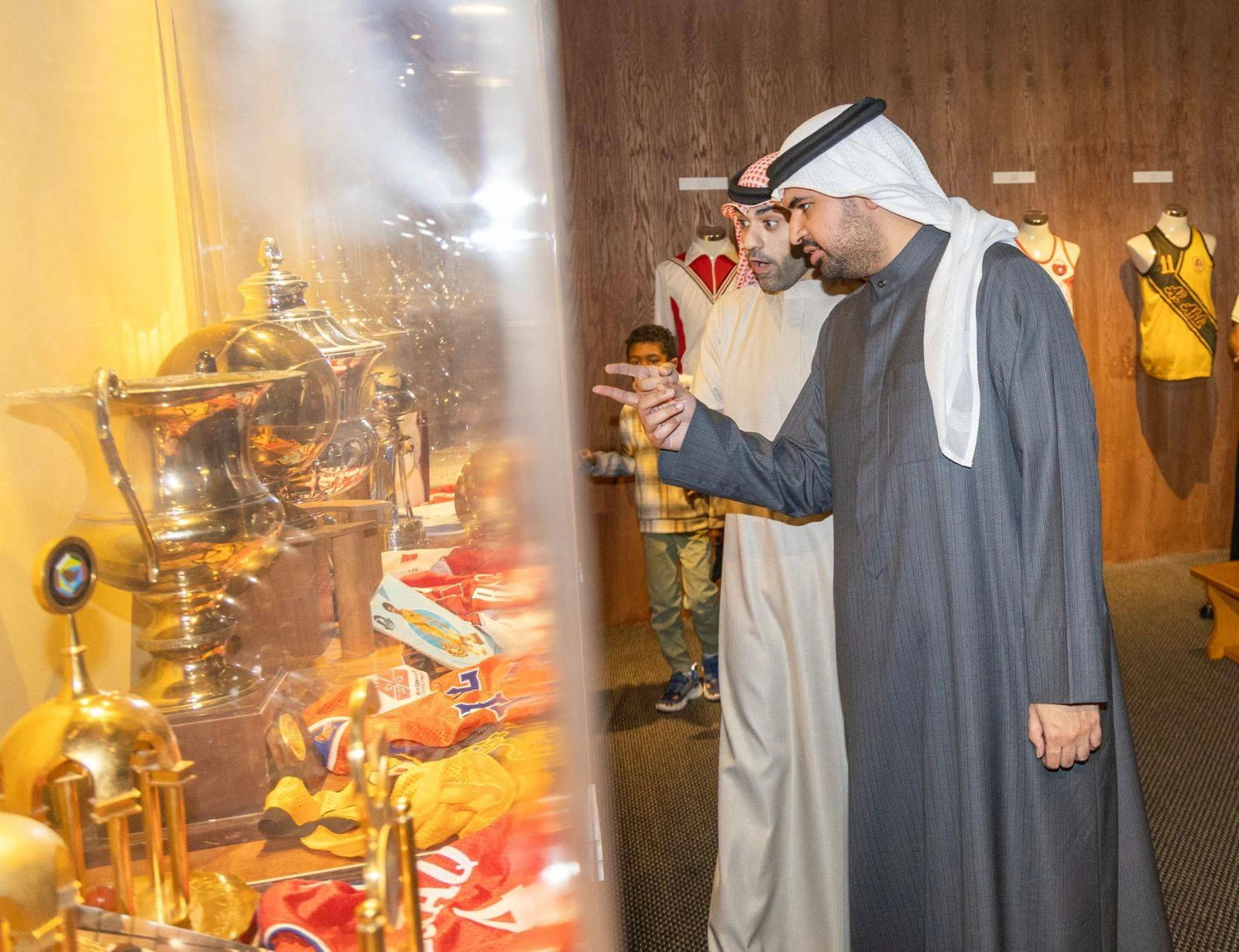 عيسى بن علي يزور متحف كرة السلة في &laquo;هوى المنامة&raquo;