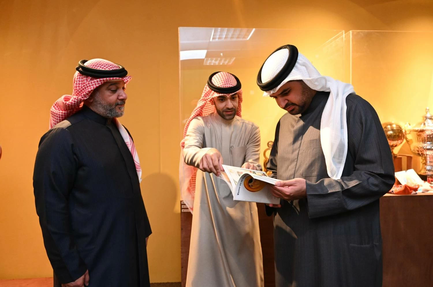 عيسى بن علي يزور متحف كرة السلة في &laquo;هوى المنامة&raquo;