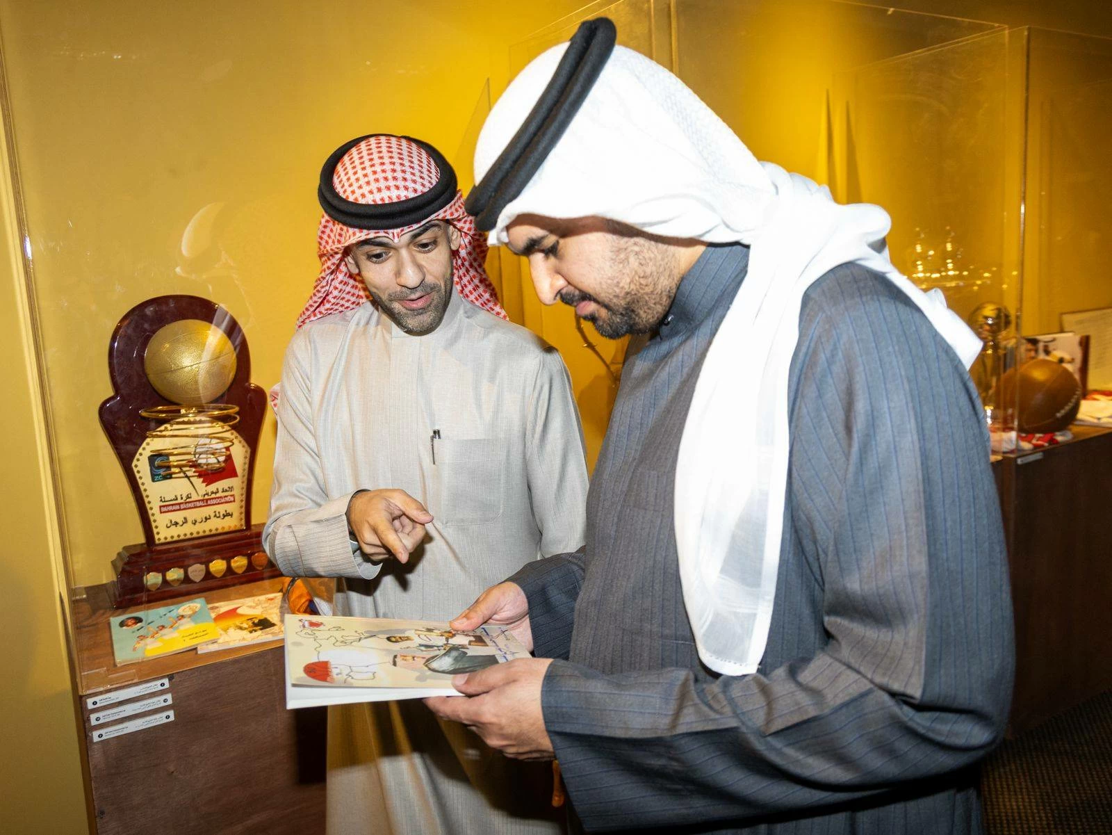 عيسى بن علي يزور متحف كرة السلة في &laquo;هوى المنامة&raquo;