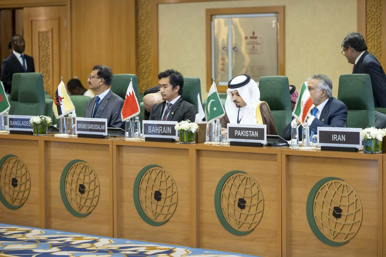 سفير البحرين في الرياض يترأس وفد المملكة في الدورة الاستثنائية لمنظمة التعاون الإسلامي بجدة