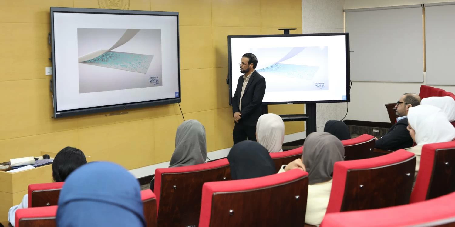 جامعة الخليج العربي تستعرض مع خبراء الكهرباء والماء تجربة البحرين الرائدة في تحلية المياه وتقنياتها الحديثة ضمن أنشطة الكراسي العلمية