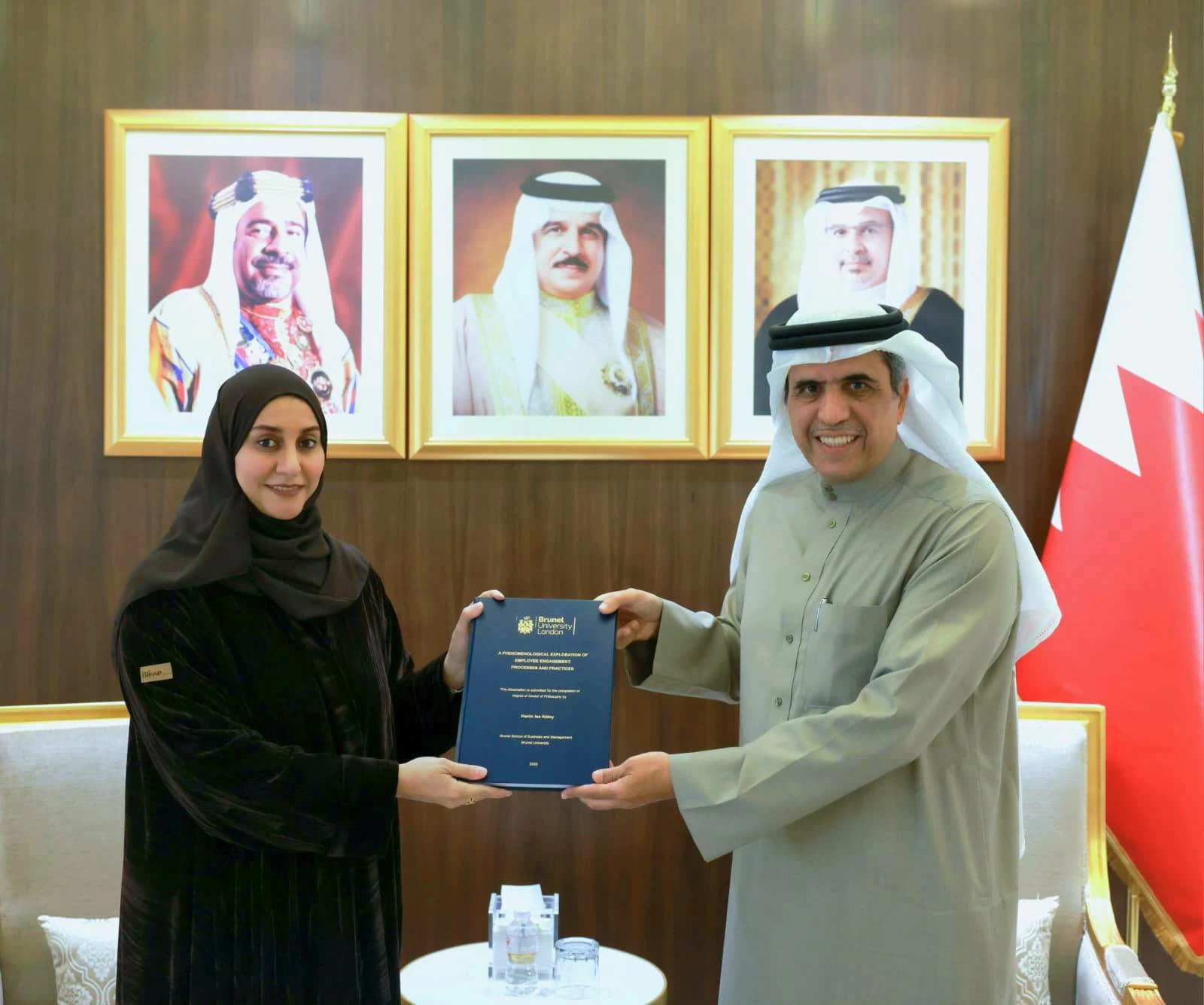 رئيس مجلس أمناء معهد البحرين للتنمية السياسية يتسلم رسالة الدكتوراه من الباحثة حنين الدوي