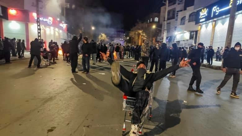 بعد أن دخلت أسبوعها الثاني.. الاحتجاجات في إيران تصل إلى 180 مدينة