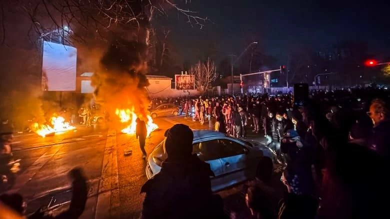 بعد أن دخلت أسبوعها الثاني.. الاحتجاجات في إيران تصل إلى 180 مدينة