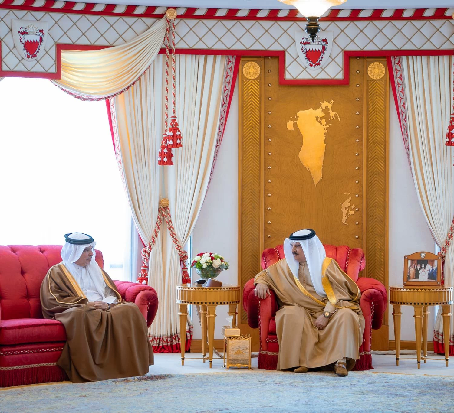 الملك يستقبل ولي العهد رئيس الوزراء ويأمر جلالته أن يحمل هذا العام اسم "عام عيسى الكبير"