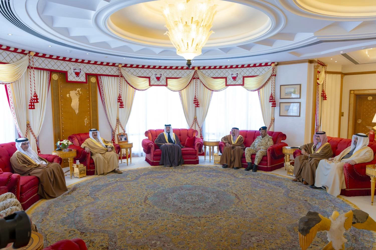 الملك يستقبل ولي العهد رئيس الوزراء ويأمر جلالته أن يحمل هذا العام اسم "عام عيسى الكبير"