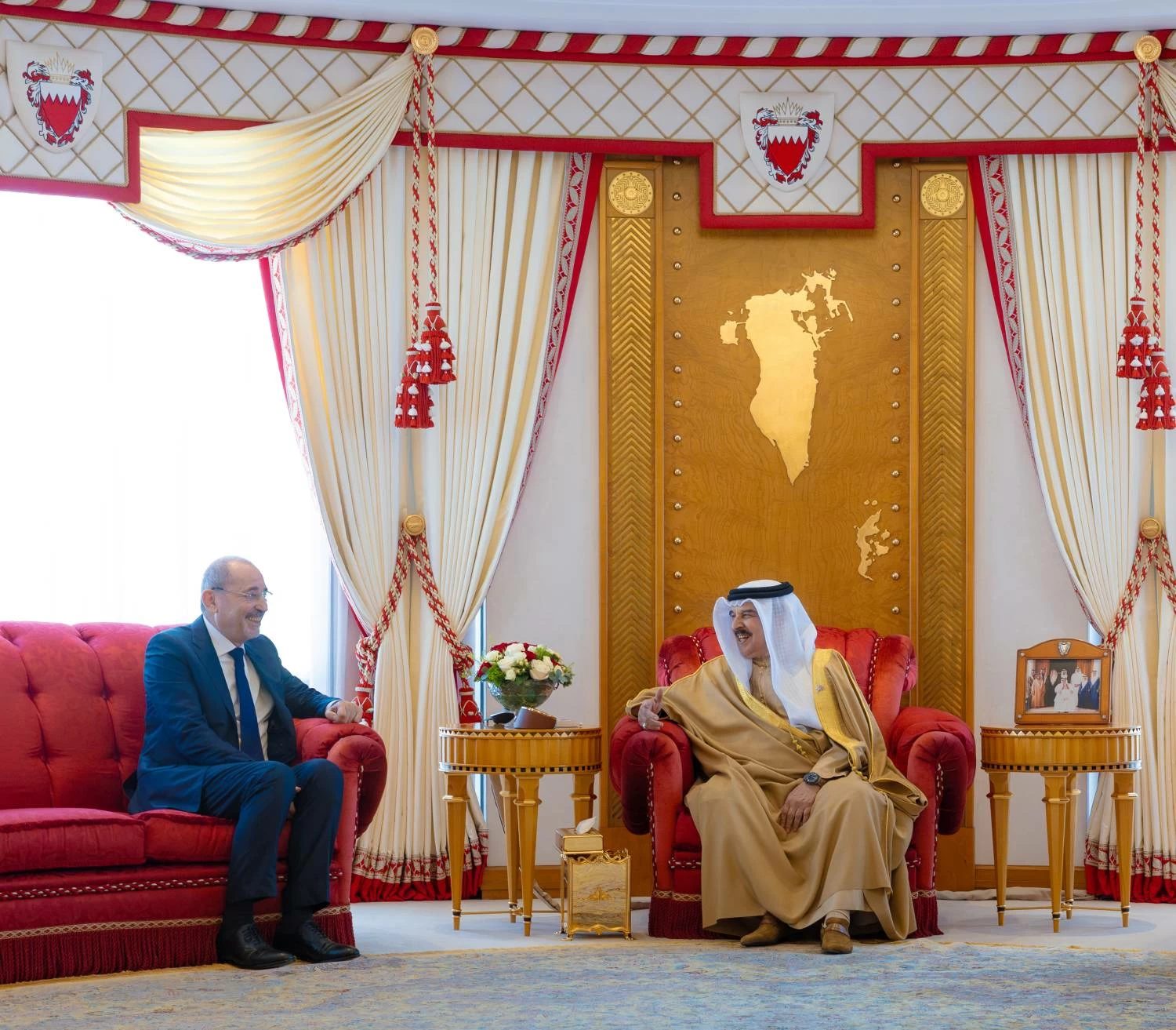 الملك يستقبل نائب رئيس الوزراء ووزير الخارجية وشؤون المغتربين في الأردن