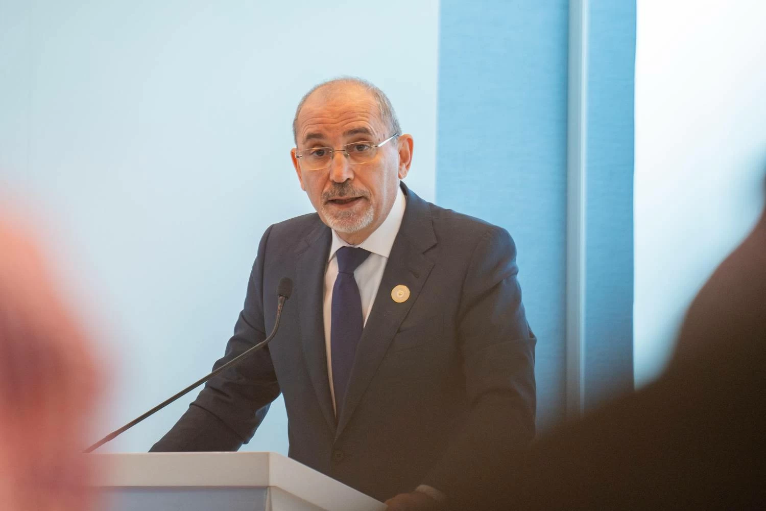 نائب رئيس الوزراء وزير الخارجية وشؤون المغتربين الأردني يشارك في جلسة حوارية