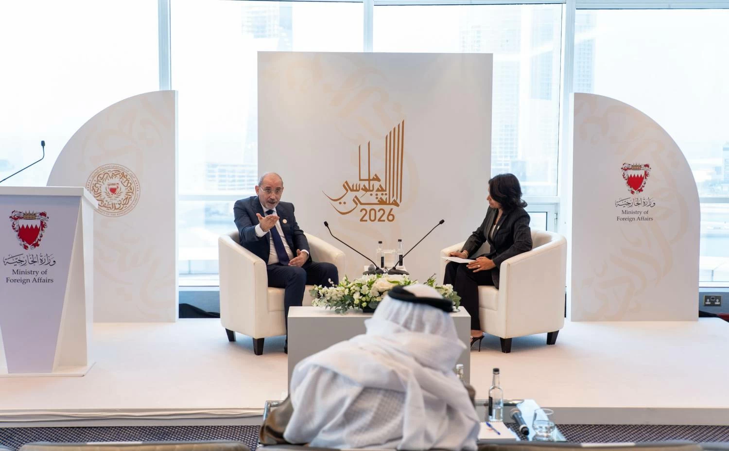 نائب رئيس الوزراء وزير الخارجية وشؤون المغتربين الأردني يشارك في جلسة حوارية