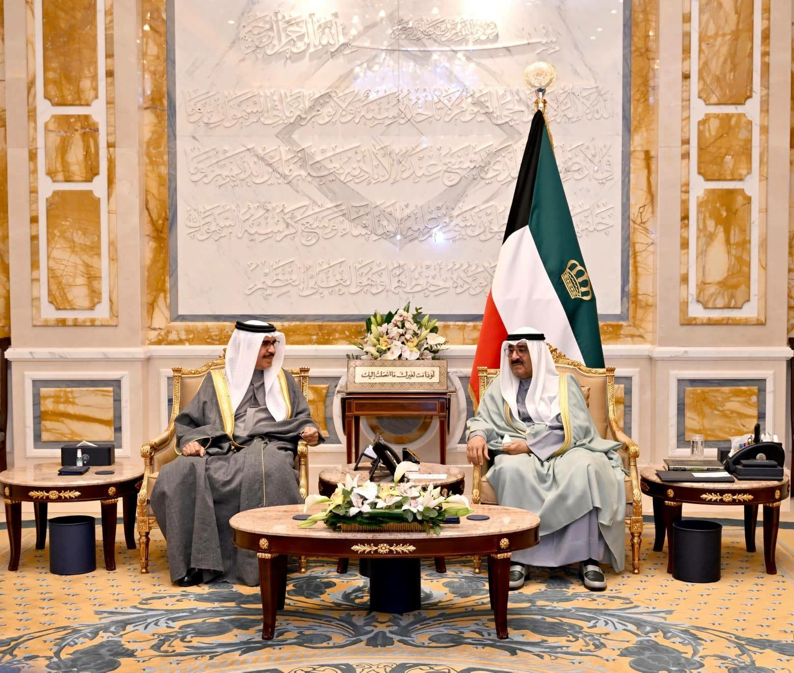 وزير الداخلية راشد بن عبدالله ينقل تحيات وتقدير الملك وولي العهد رئيس الوزراء إلى أمير الكويت وولي العهد 