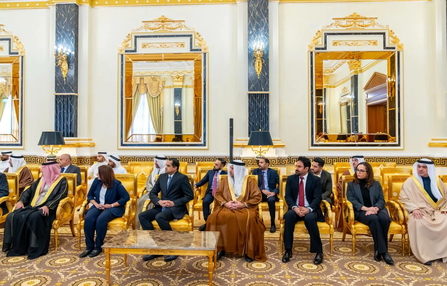 ولي العهد رئيس الوزراء يلتقي أكثر 100 شركة ومؤسسة توظيفاً للمواطنين