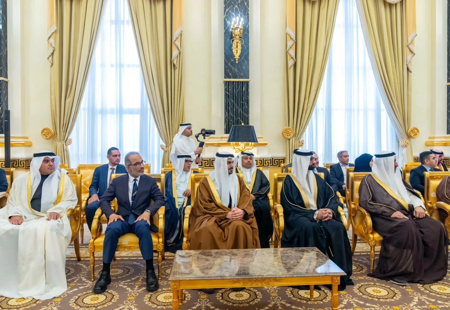 ولي العهد رئيس الوزراء يلتقي أكثر 100 شركة ومؤسسة توظيفاً للمواطنين