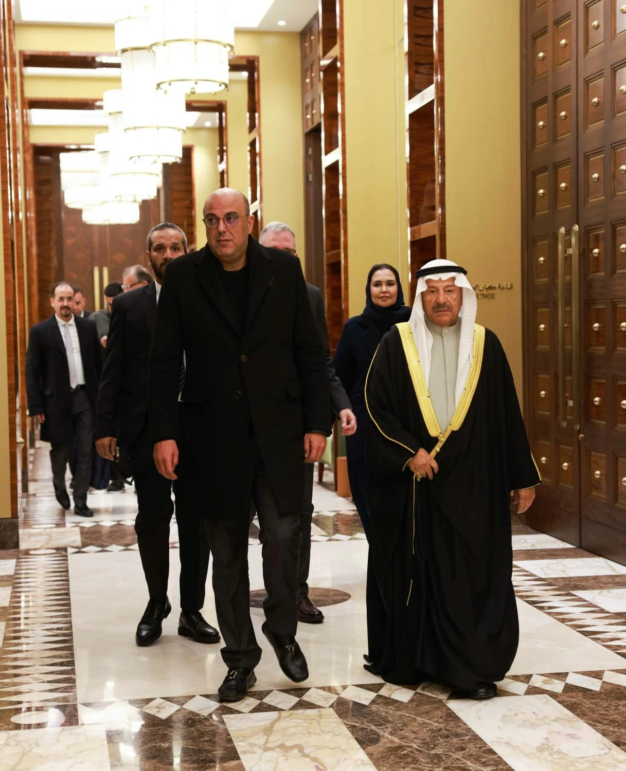 رئيس الشورى يستقبل رئيس المستشارين المغربي لدى وصوله إلى البحرين