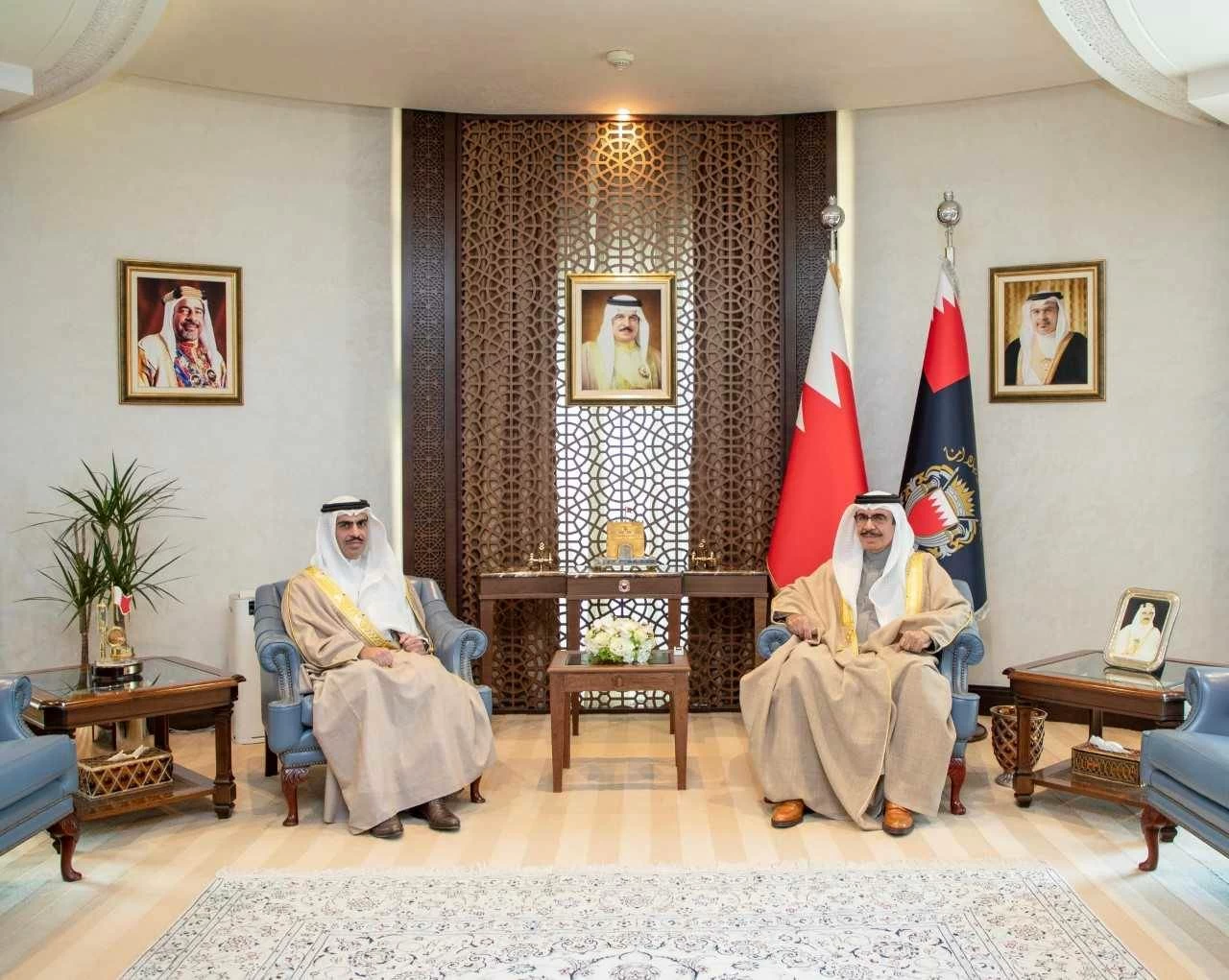 وزير الداخلية يستقبل سفير البحرين لدى أمريكا ويشيد بعطاء منسوبي الدبلوماسية البحرينية في إبراز انجازات المملكة ومسيرتها الوطنية الشاملة 