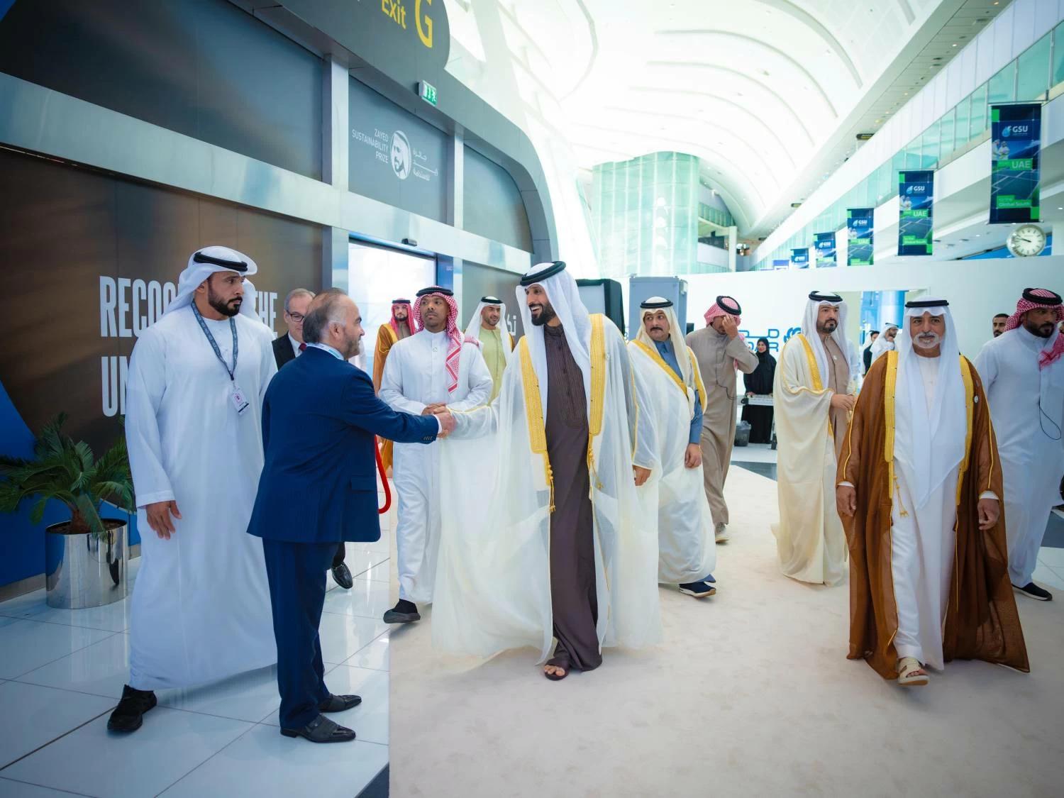 ناصر بن حمد يشهد افتتاح أسبوع أبوظبي وتكريم الفائزين في جائزة زايد للاستدامة