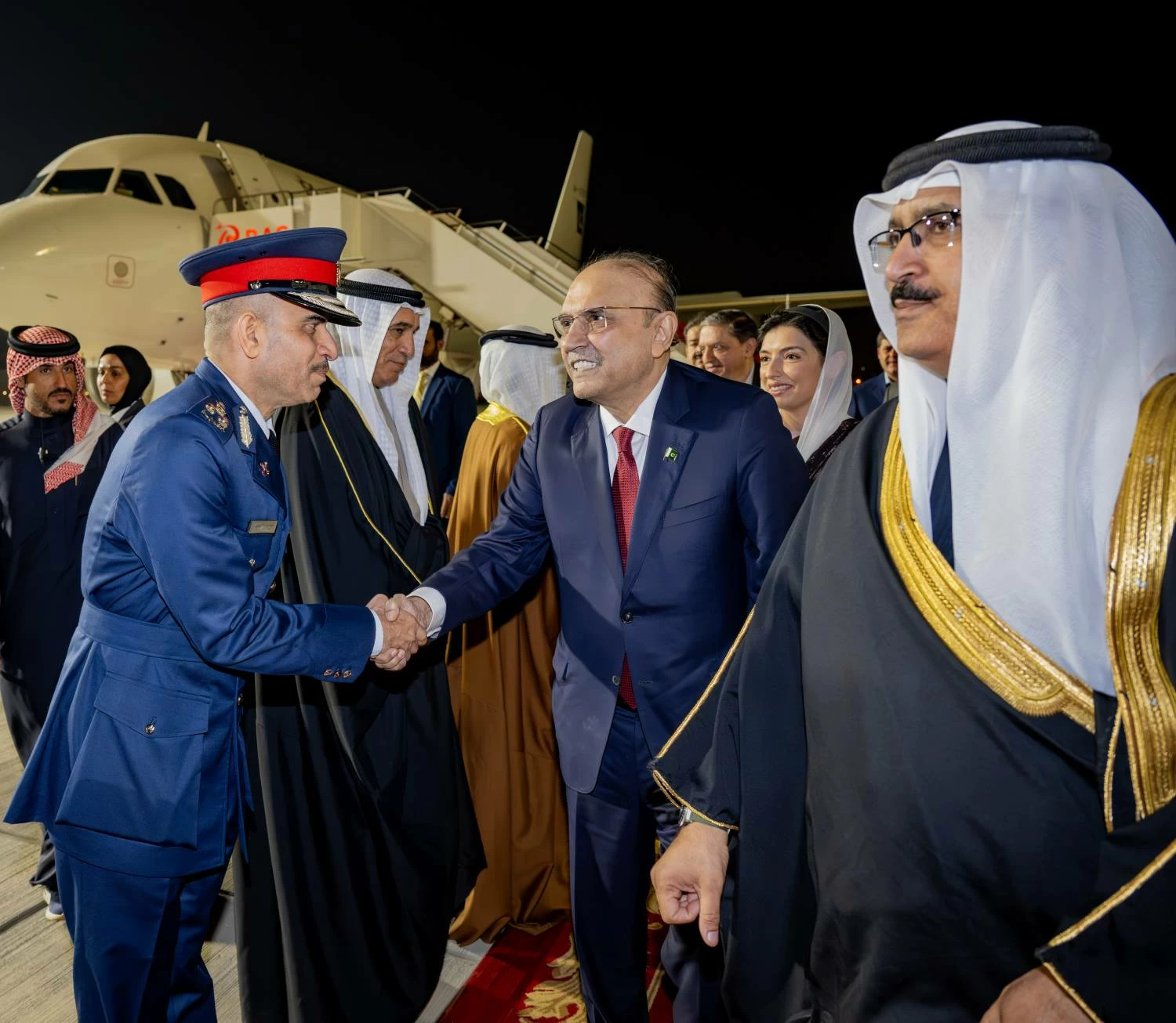 وصول رئيس جمهورية باكستان الإسلامية إلى مملكة البحرين