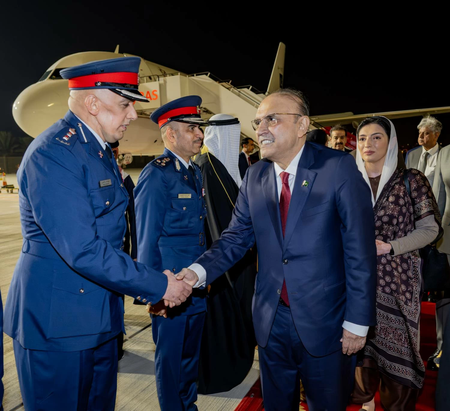 وصول رئيس جمهورية باكستان الإسلامية إلى مملكة البحرين