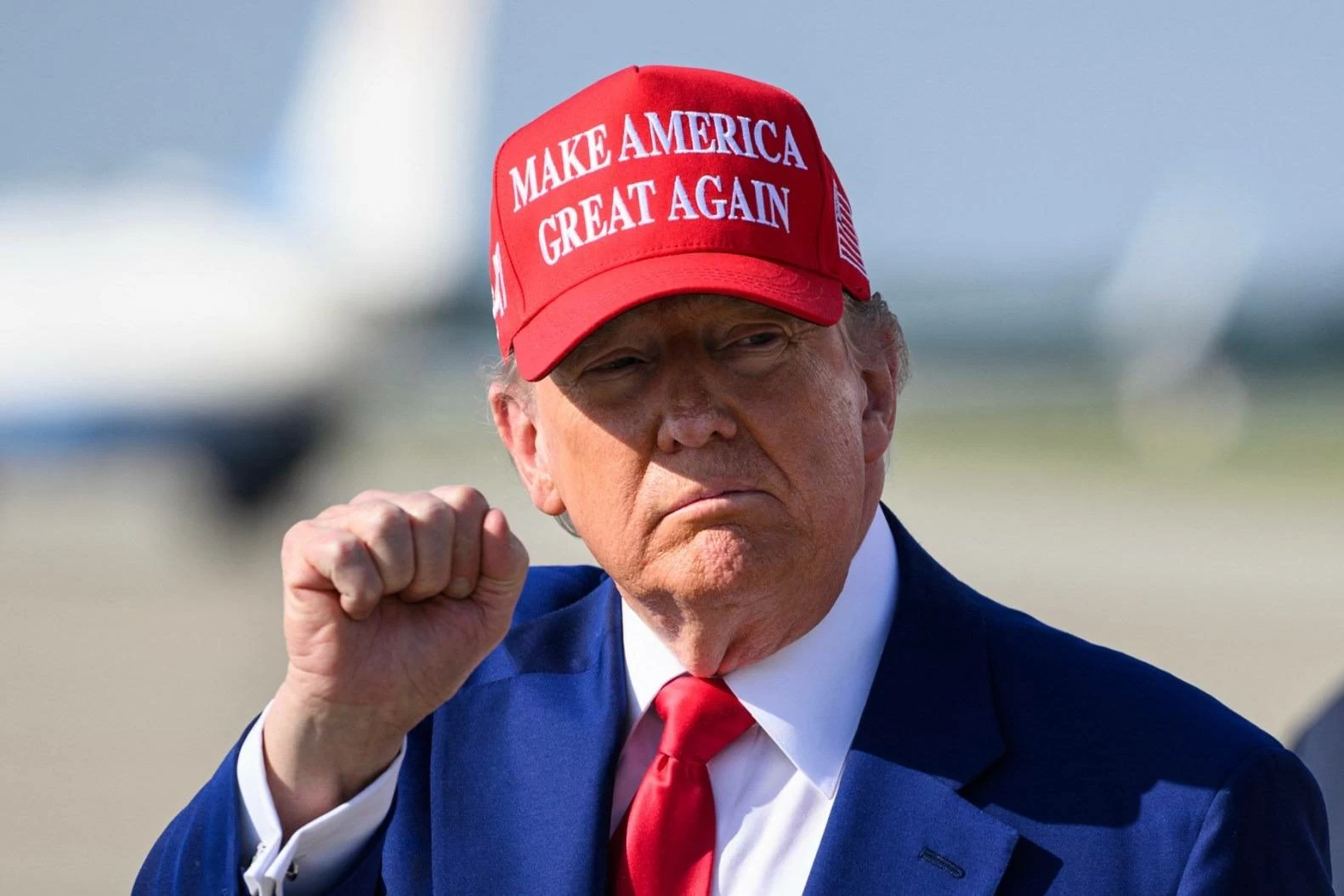 ترامب يحذر الأمريكيين: غادروا إيران وتل أبيب ترفع حالة التأهب القصوى