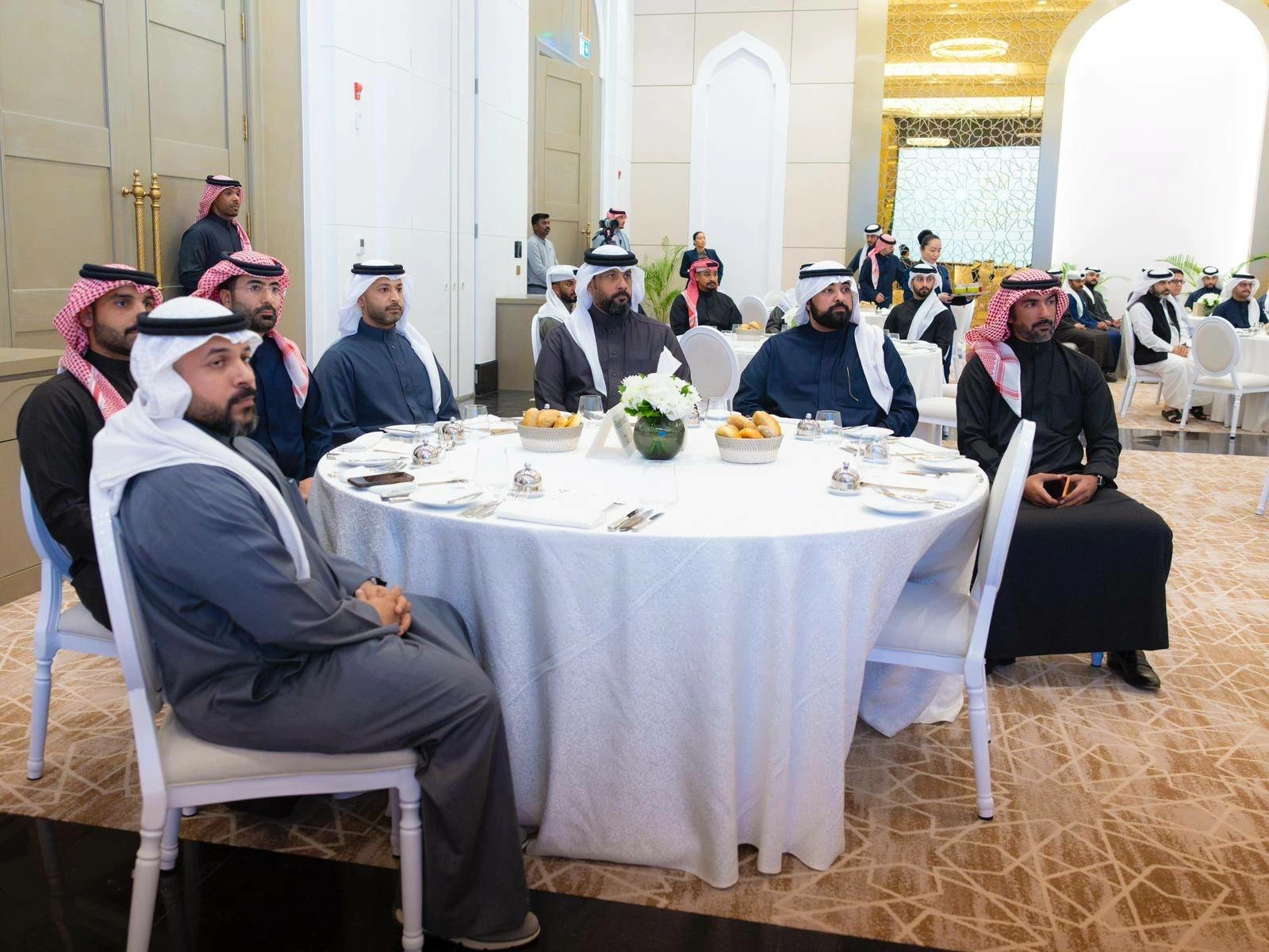 ناصر بن حمد يشدد على مواصلة الجاهزية والتكامل المؤسسي