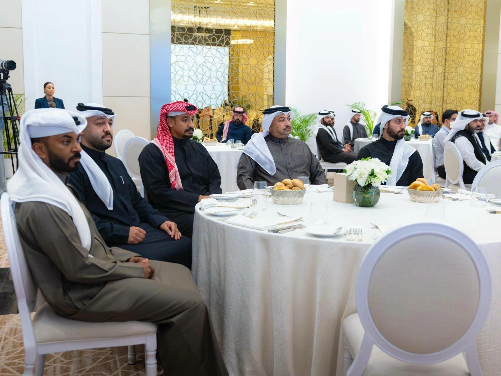 ناصر بن حمد يشدد على مواصلة الجاهزية والتكامل المؤسسي