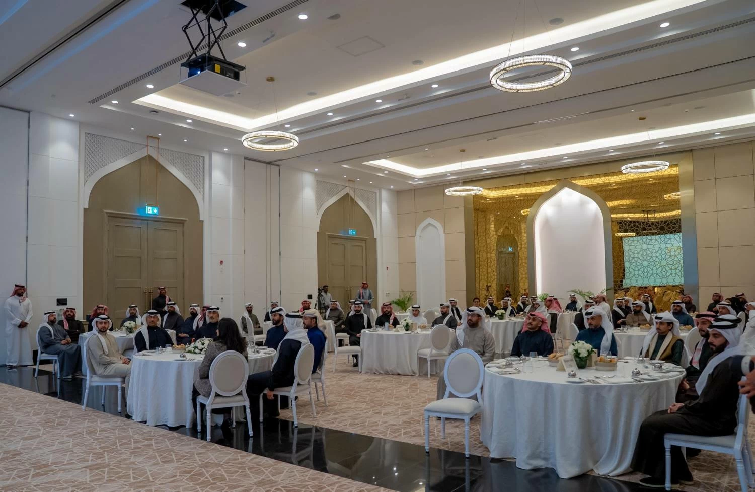 ناصر بن حمد يشدد على مواصلة الجاهزية والتكامل المؤسسي