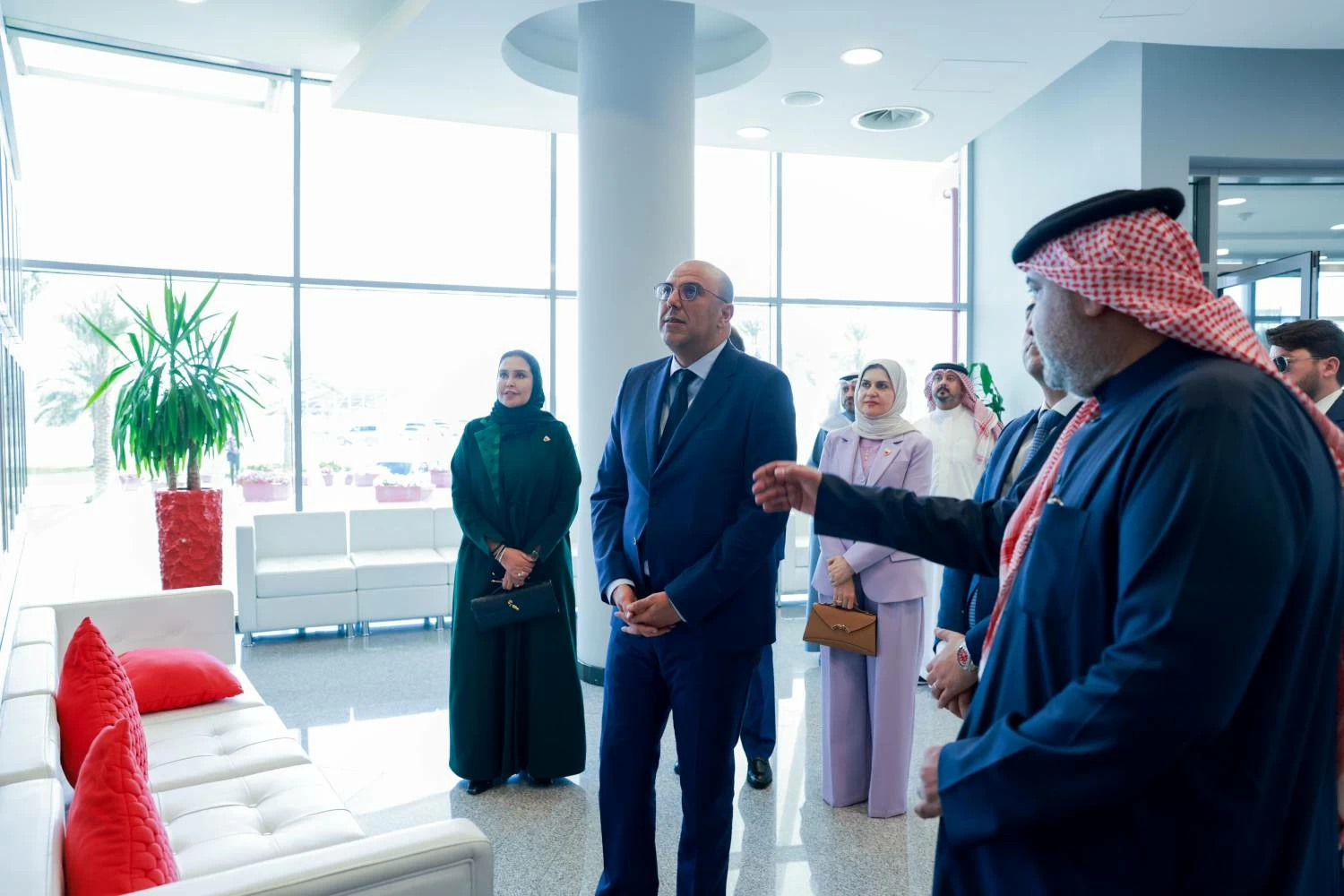 رئيس مجلس المستشارين المغربي يزور حلبة البحرين الدولية ويشيد بجهود مملكة البحرين في احتضان سباقات السيارات