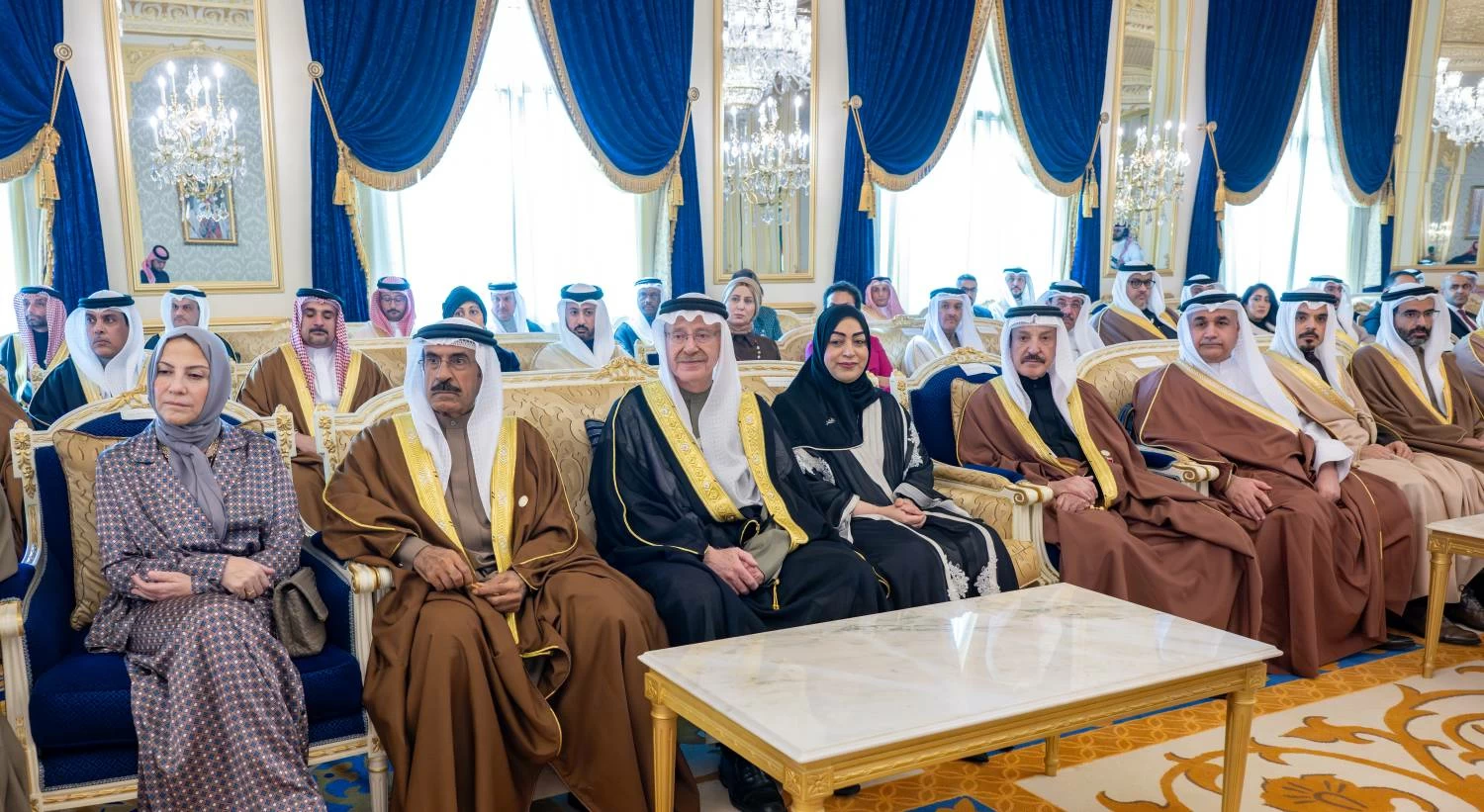 الملك ينيب عبدالله بن حمد لحضور حفل استقبال رؤساء البعثات الدبلوماسية في الخارج