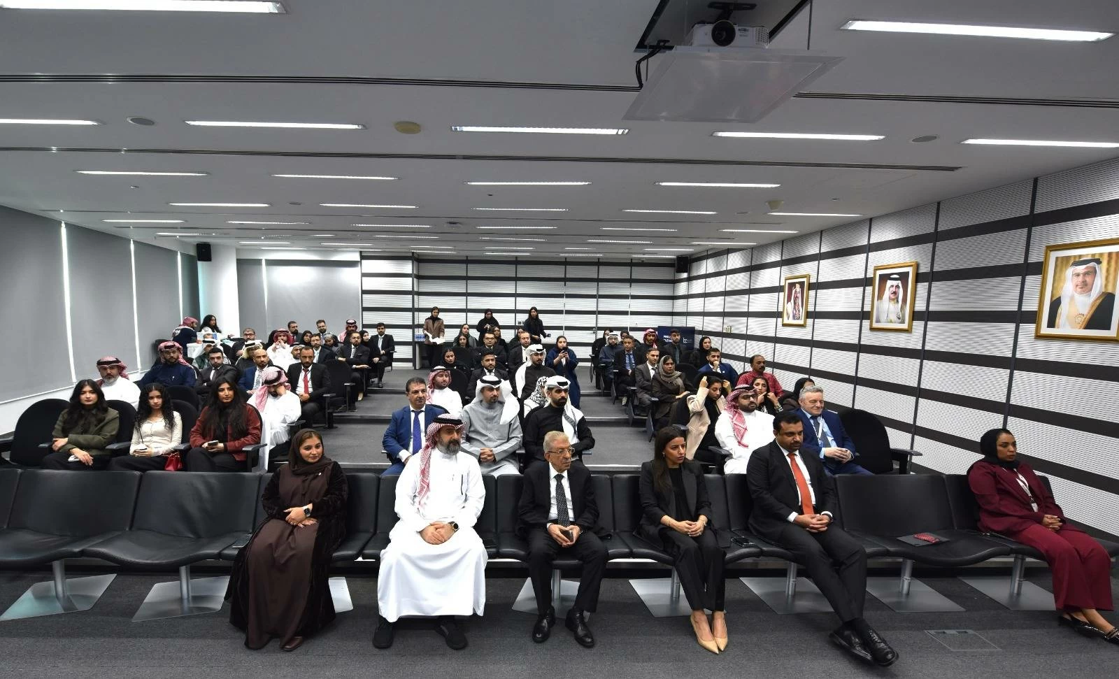 بورصة البحرين تعقد لقاءً مع الموظفين وتكرّم موظفيها من ذوي الخدمة الطويلة