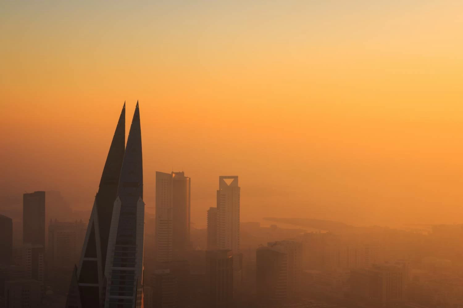 طقس بارد نسبيًا مع غبار وأمطار متفرقة أحيانًا 