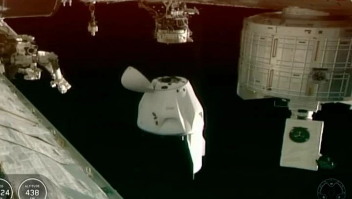 أربعة رواد فضاء يعودون للأرض في أول رحلة عودة طارئة لناسا