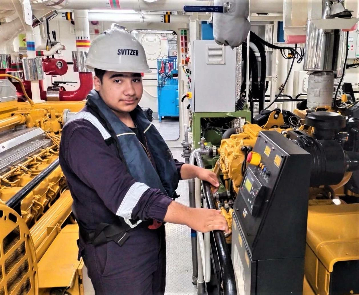 الطالب عباس محمد: برنامج (تكوين) أتاح لي ممارسة تخصص الكهرباء في سوق العمل 