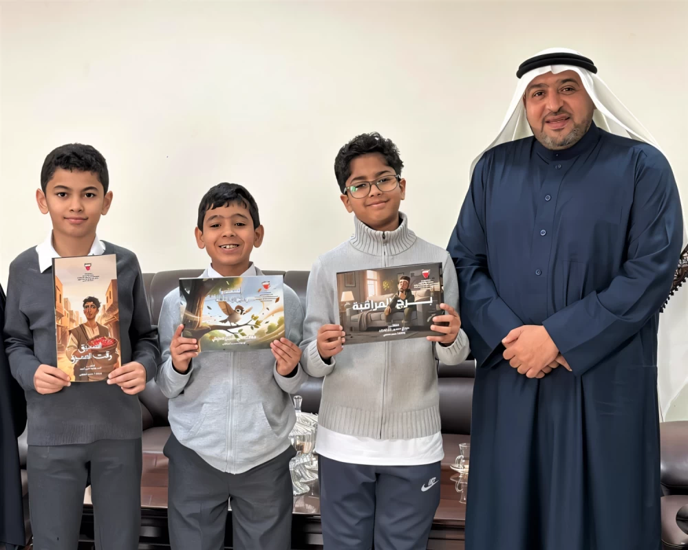 مهدي وأحمد وعلي يؤلفون ويصممون قصصًا بمضامين تربوية هادفة