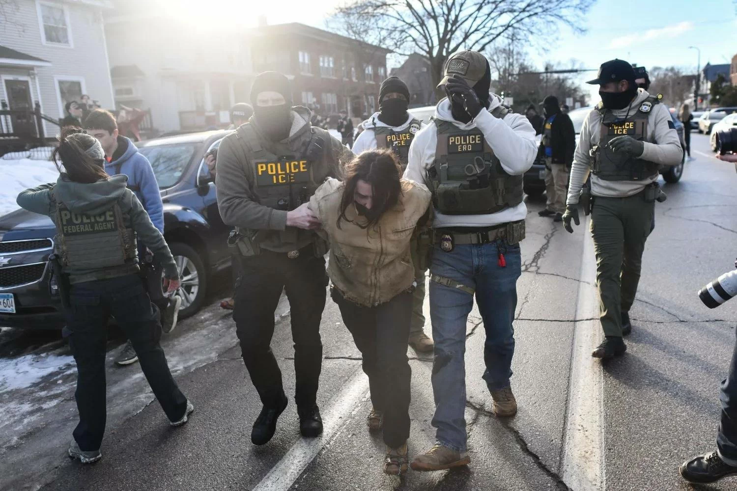 &laquo;إهانة لنا&raquo;&hellip; بعض عملاء &laquo;إدارة الهجرة&raquo; ينتقدون حادثة إطلاق النار في مينيسوتا