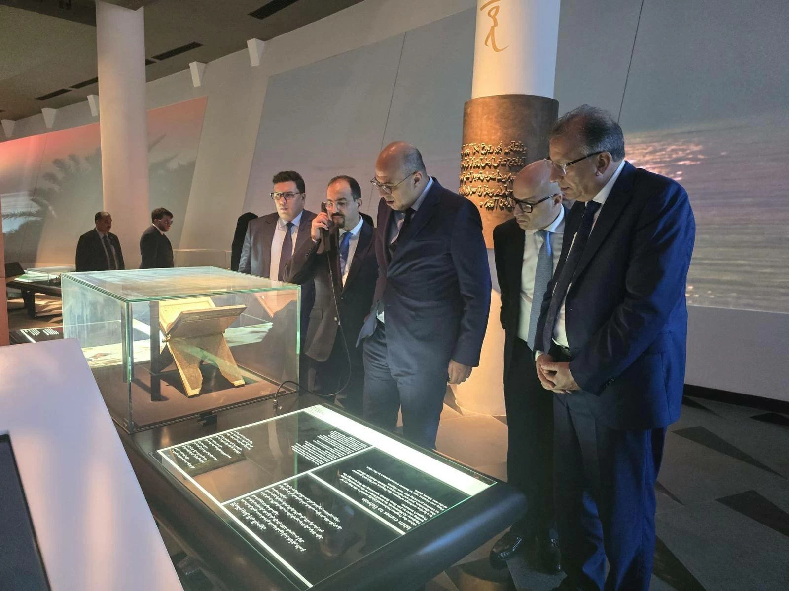 وفد من مجلس المستشارين المغربي يزور معرض صرح الميثاق الوطني 