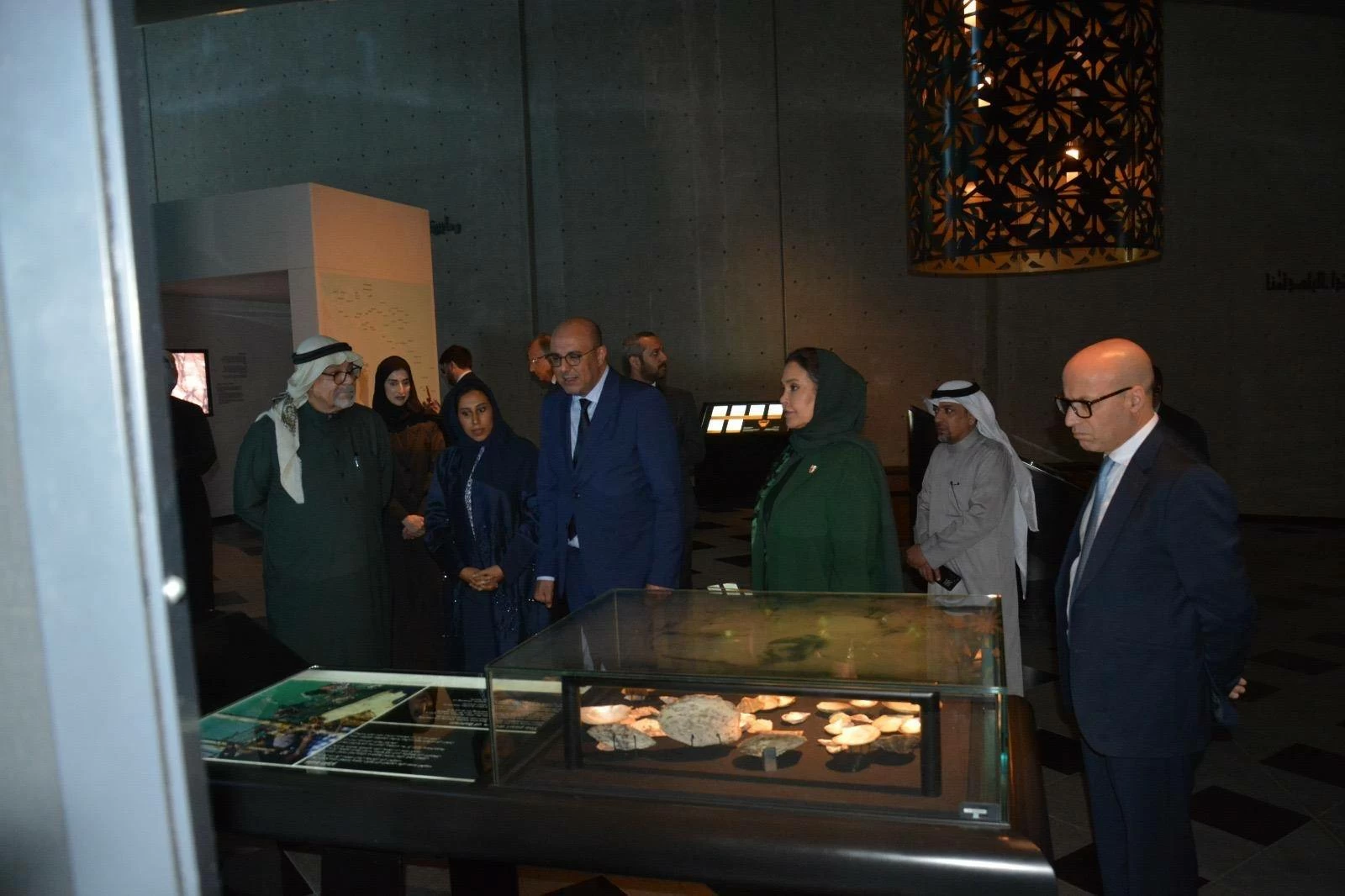 وفد من مجلس المستشارين المغربي يزور معرض صرح الميثاق الوطني