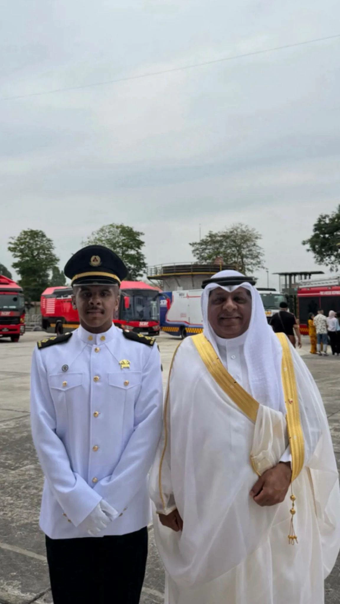 يوسف بوبشيت يتخرج من أكاديمية الدفاع المدني بسنغافورة برتبة ملازم