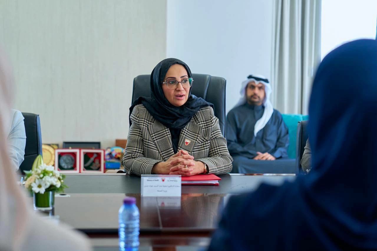 وزيرة الصحة تلتقي منتسبي الدفعة الحادية عشرة من برنامج رئيس مجلس الوزراء لتنمية الكوادر الحكومية