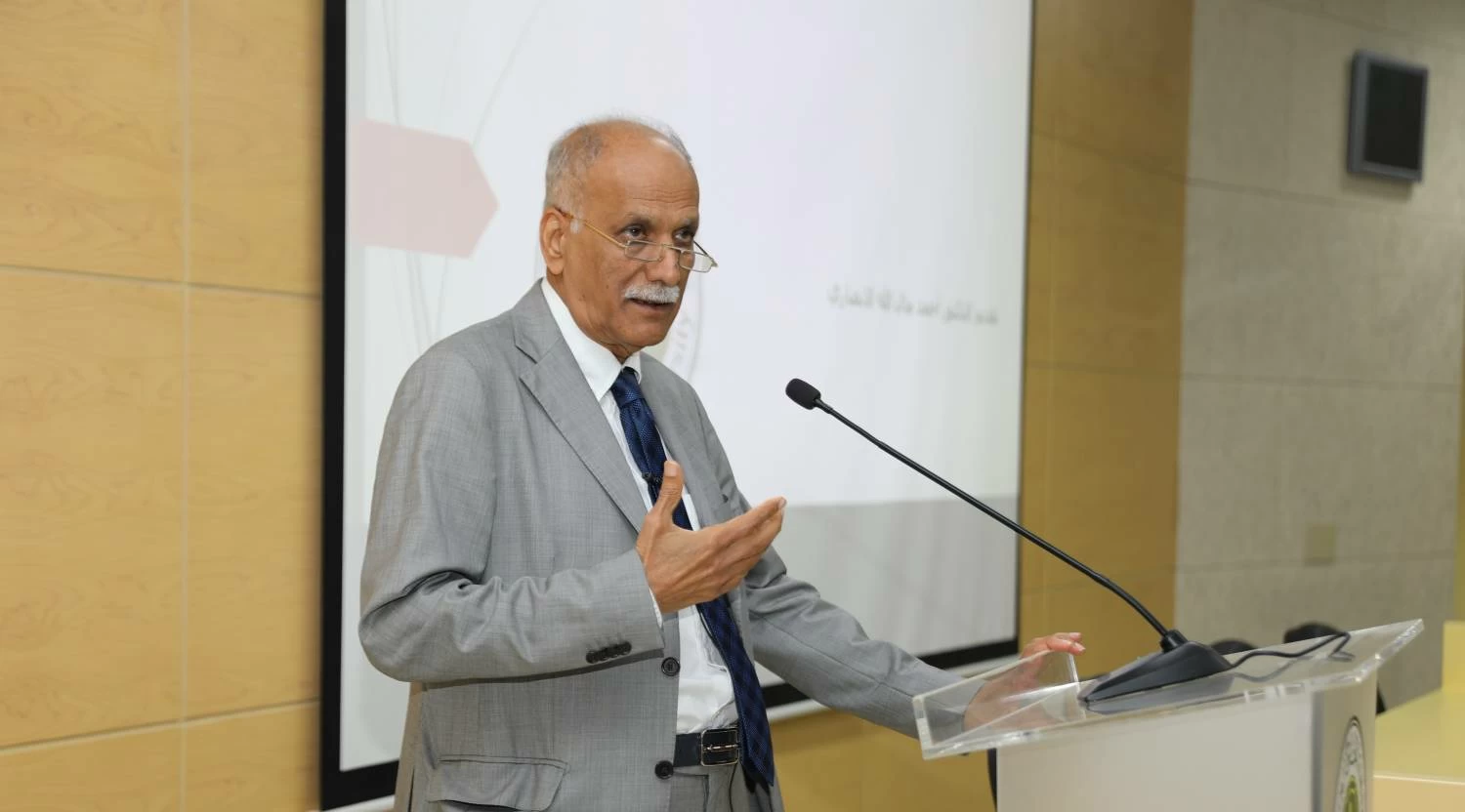 أستاذ الطب النفسي بـ quot;الخليج العربيquot;: الاحتراق تحدٍ يهدد استدامة بيئات العمل الحديثة 