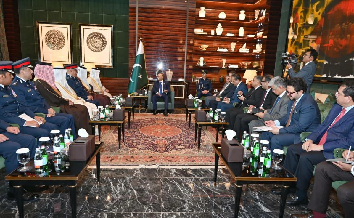 الرئيس الباكستاني يستقبل وزير الداخلية في مقر إقامته