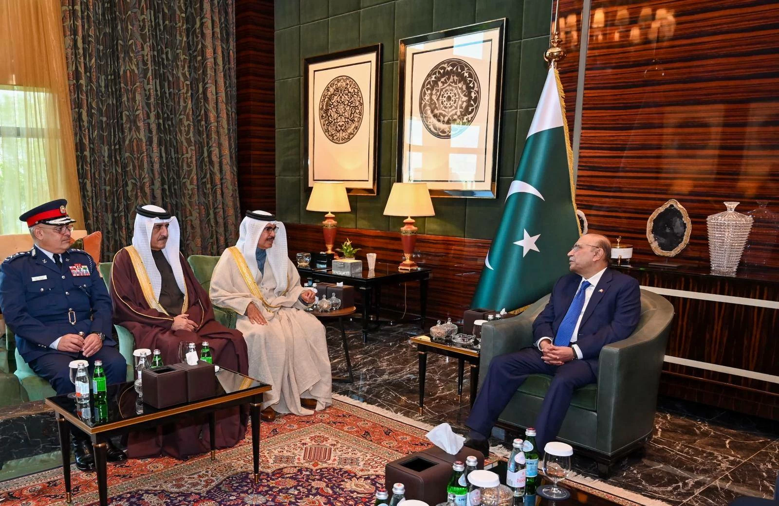 الرئيس الباكستاني يستقبل وزير الداخلية في مقر إقامته