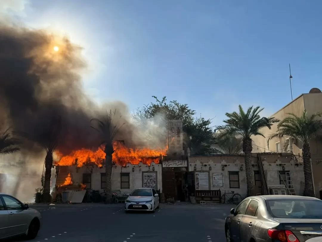 «الدفاع المدني» ينجح بإخماد حريق بالقرية التراثية المصغرة في عراد 