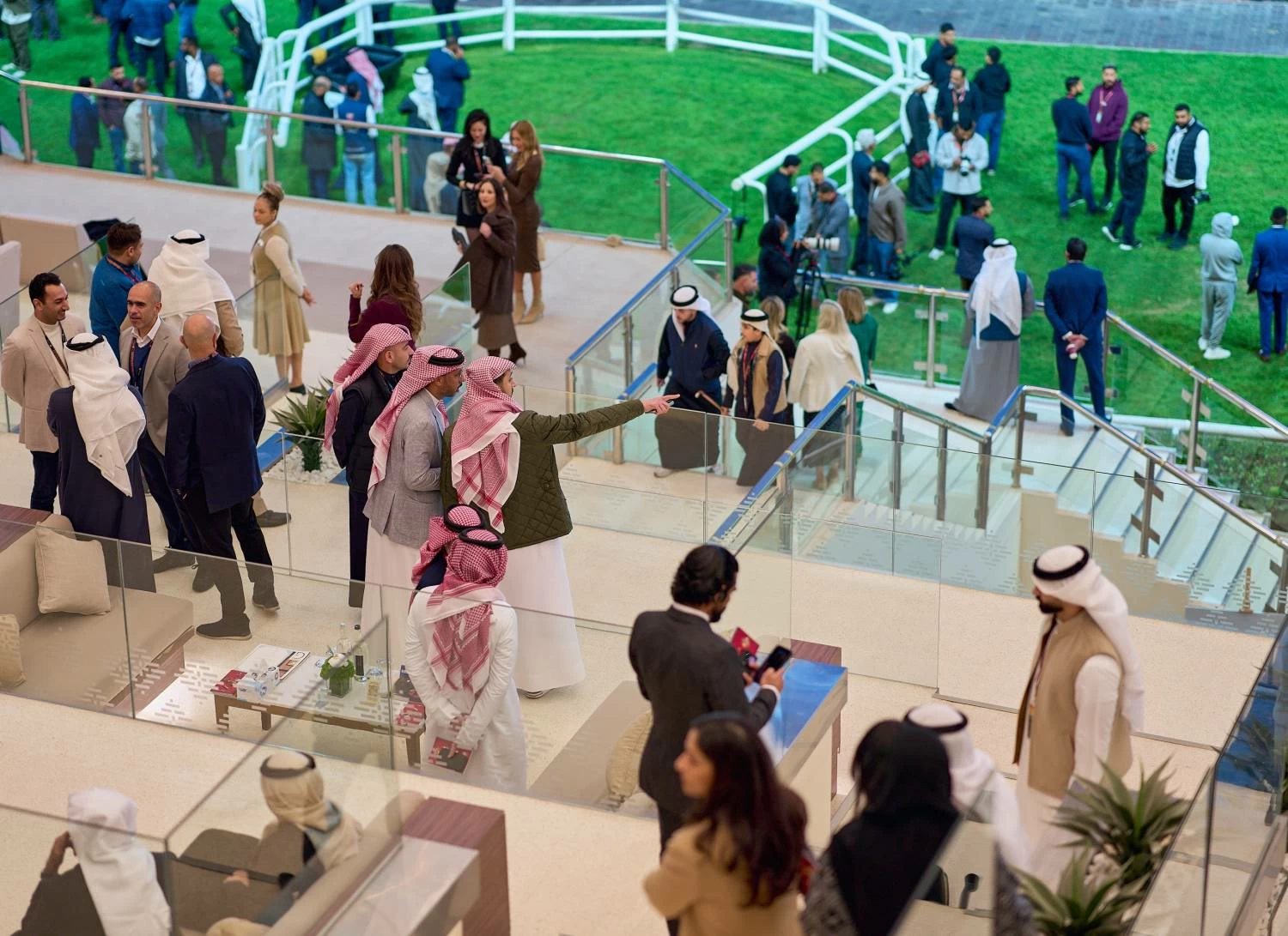 ناصر بن حمد يشهد سباق كؤوس عيسى بن سلمان وأنجاله