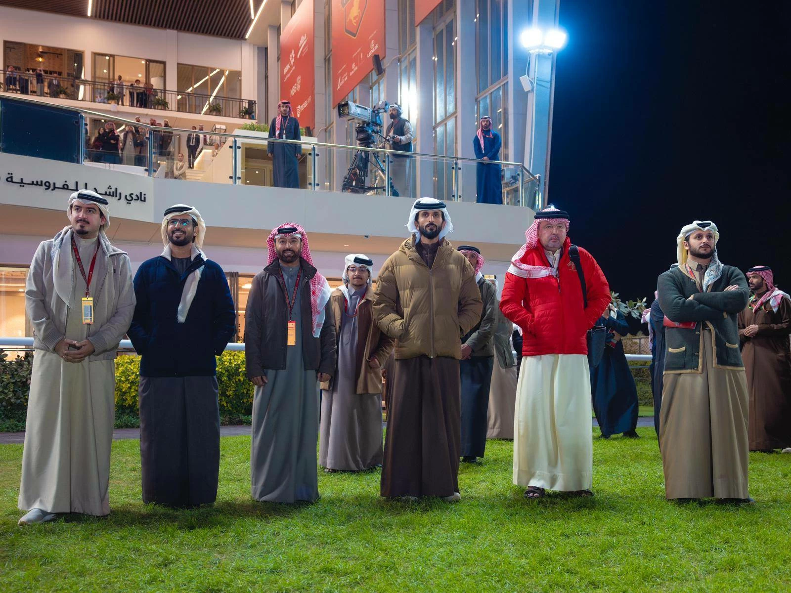 ناصر بن حمد يشهد سباق كؤوس عيسى بن سلمان وأنجاله