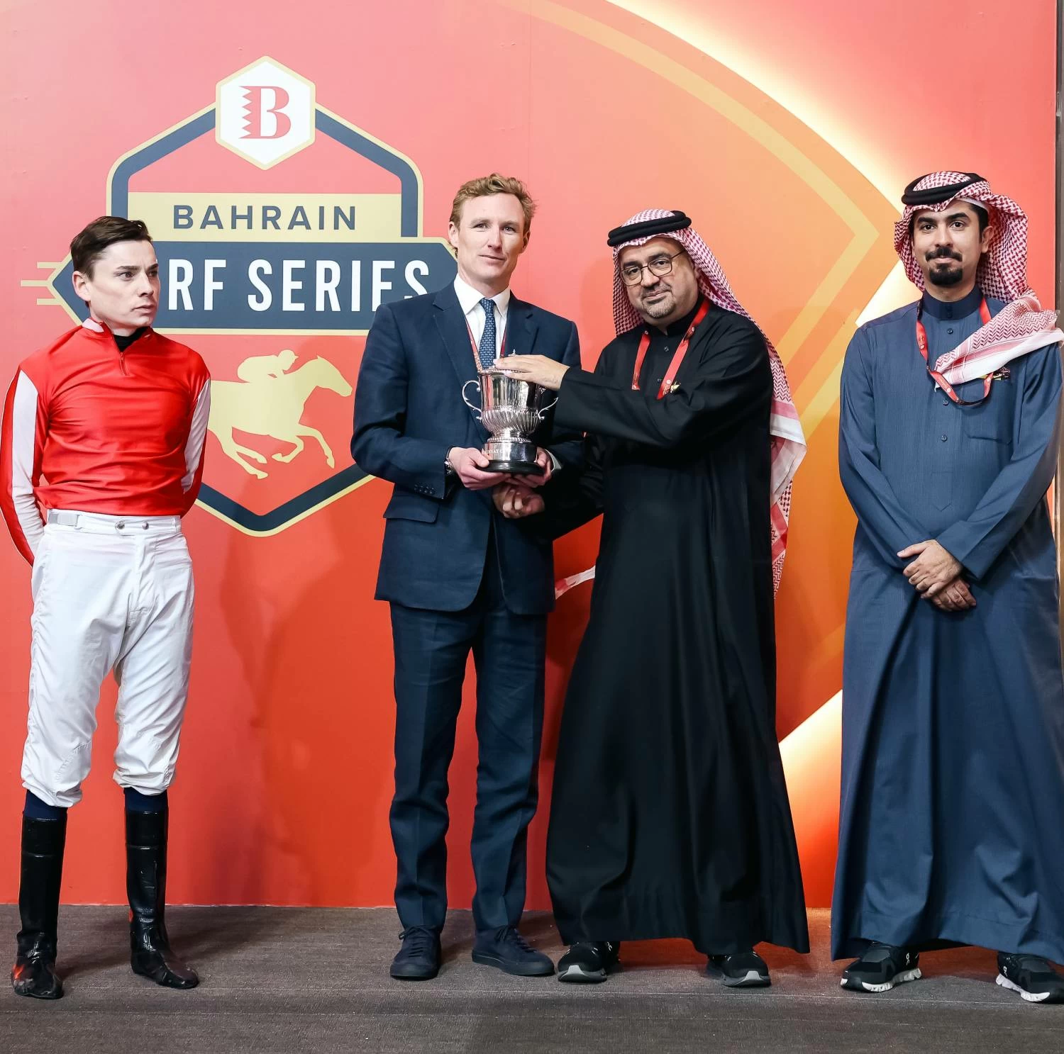 ناصر بن حمد يشهد سباق كؤوس عيسى بن سلمان وأنجاله