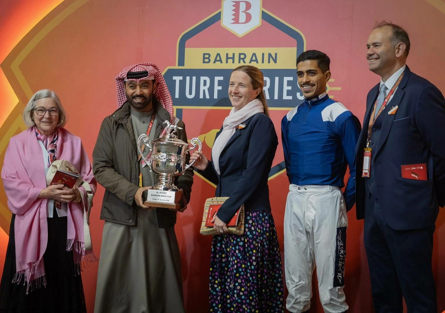 ناصر بن حمد يشهد سباق كؤوس عيسى بن سلمان وأنجاله