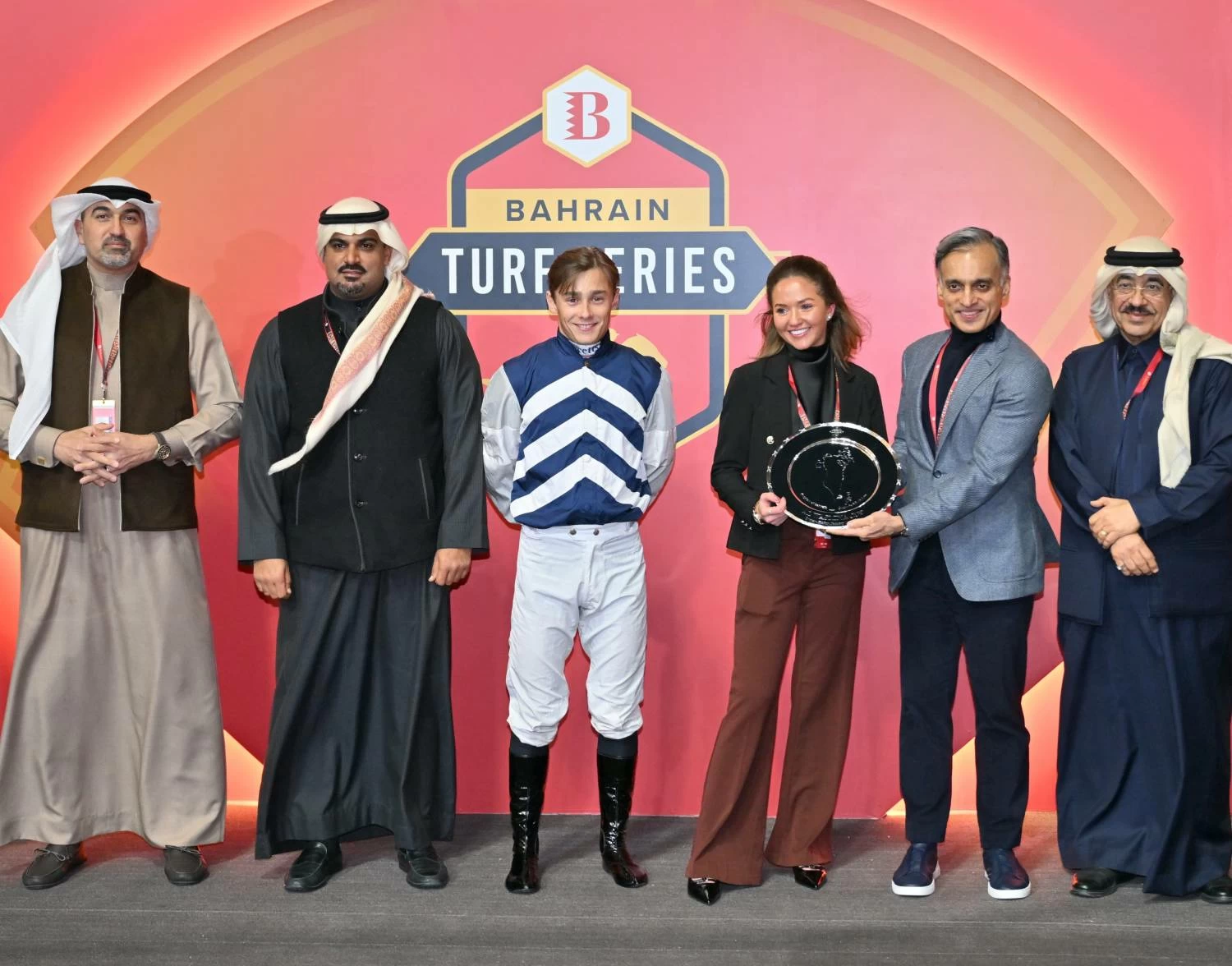 ناصر بن حمد يشهد سباق كؤوس عيسى بن سلمان وأنجاله