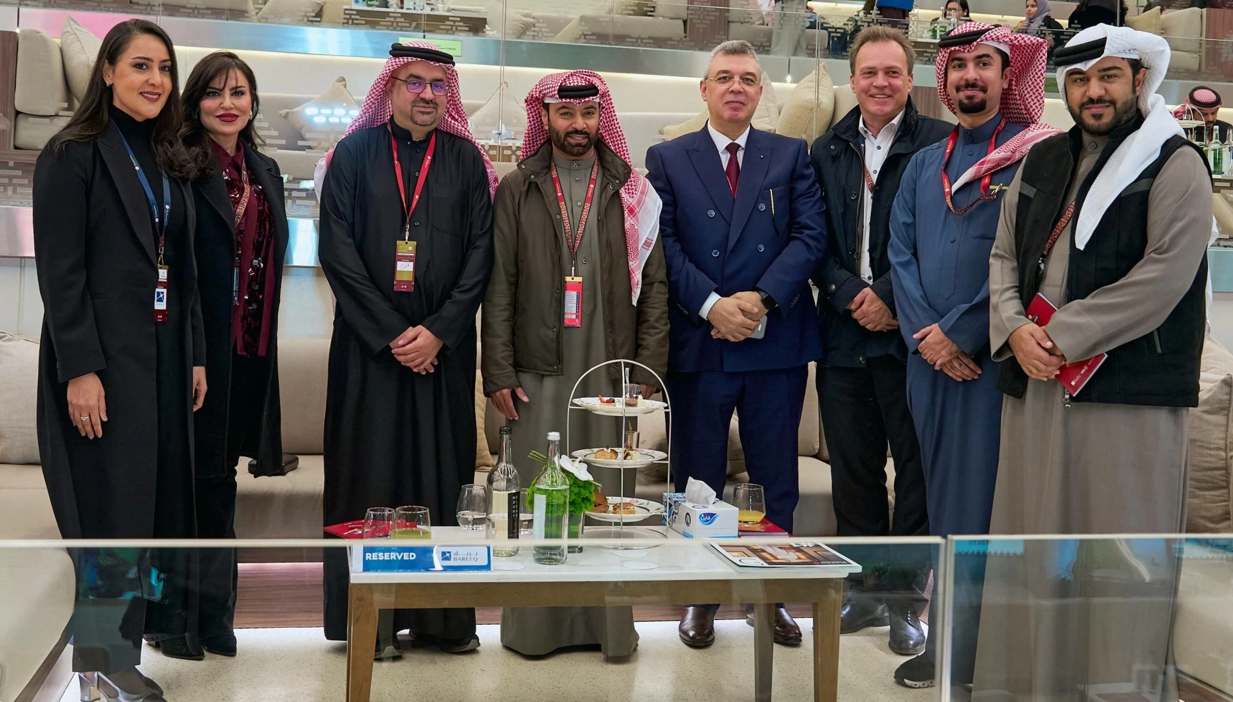 ناصر بن حمد يشهد سباق كؤوس عيسى بن سلمان وأنجاله