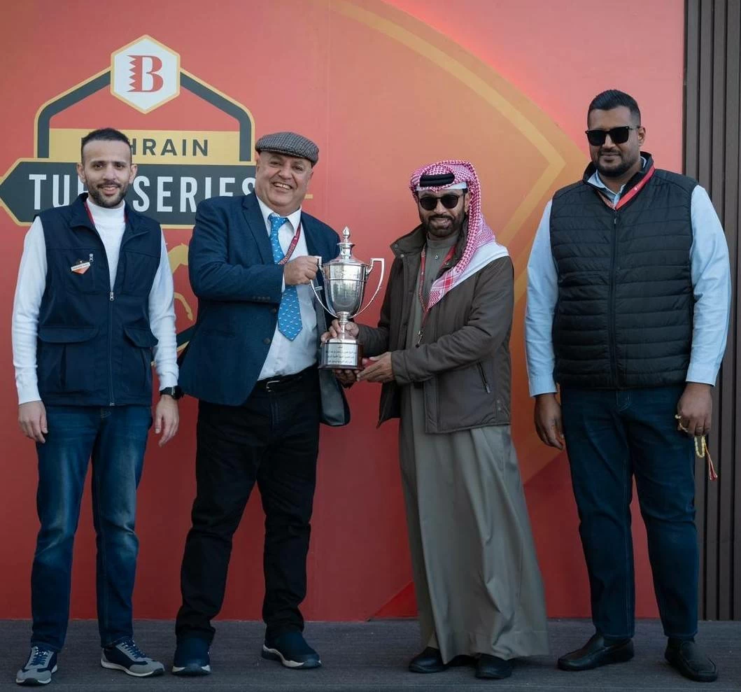 ناصر بن حمد يشهد سباق كؤوس عيسى بن سلمان وأنجاله