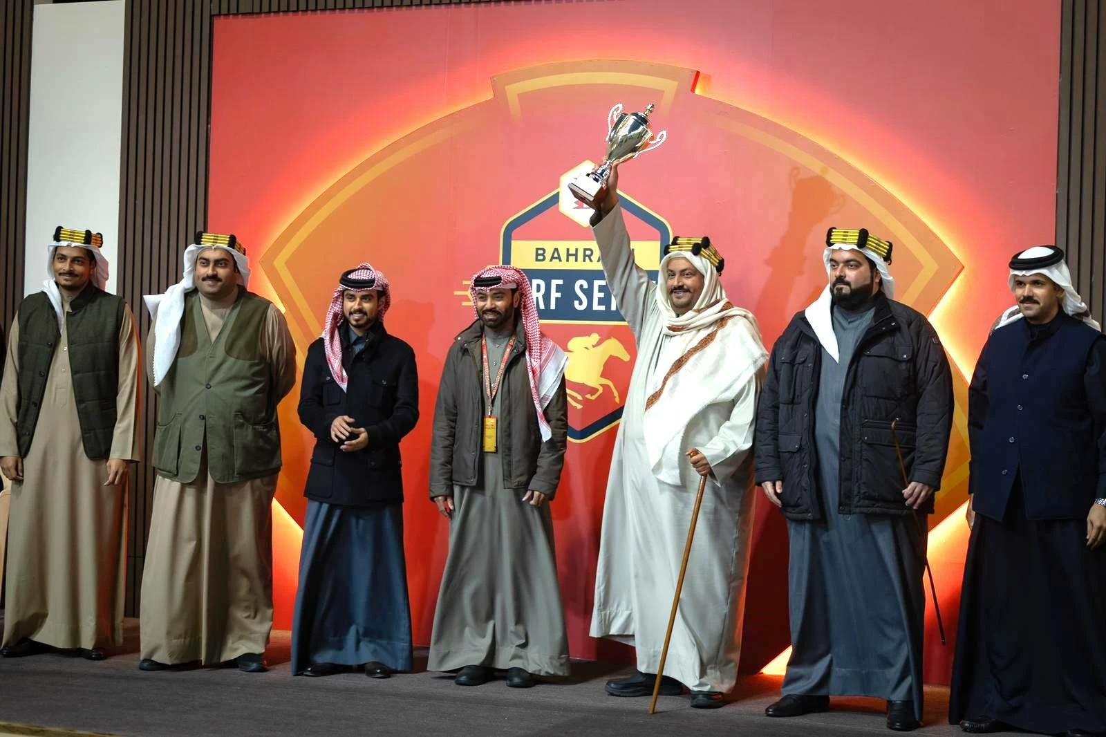 ناصر بن حمد يشهد سباق كؤوس عيسى بن سلمان وأنجاله